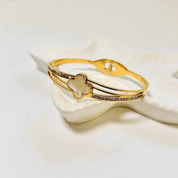 STUDDED WHITE CLOVER