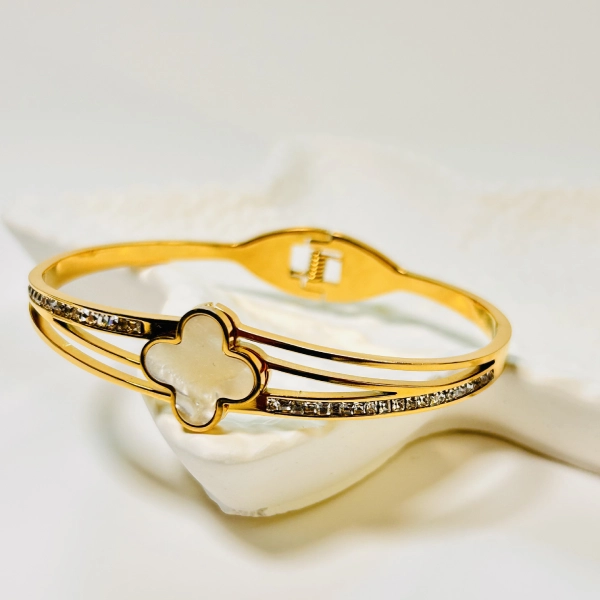 STUDDED WHITE CLOVER