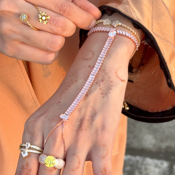 ROSE GLIMMER HAND CHAIN