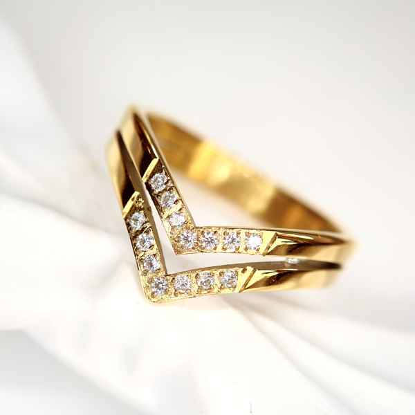 VELVET V RING